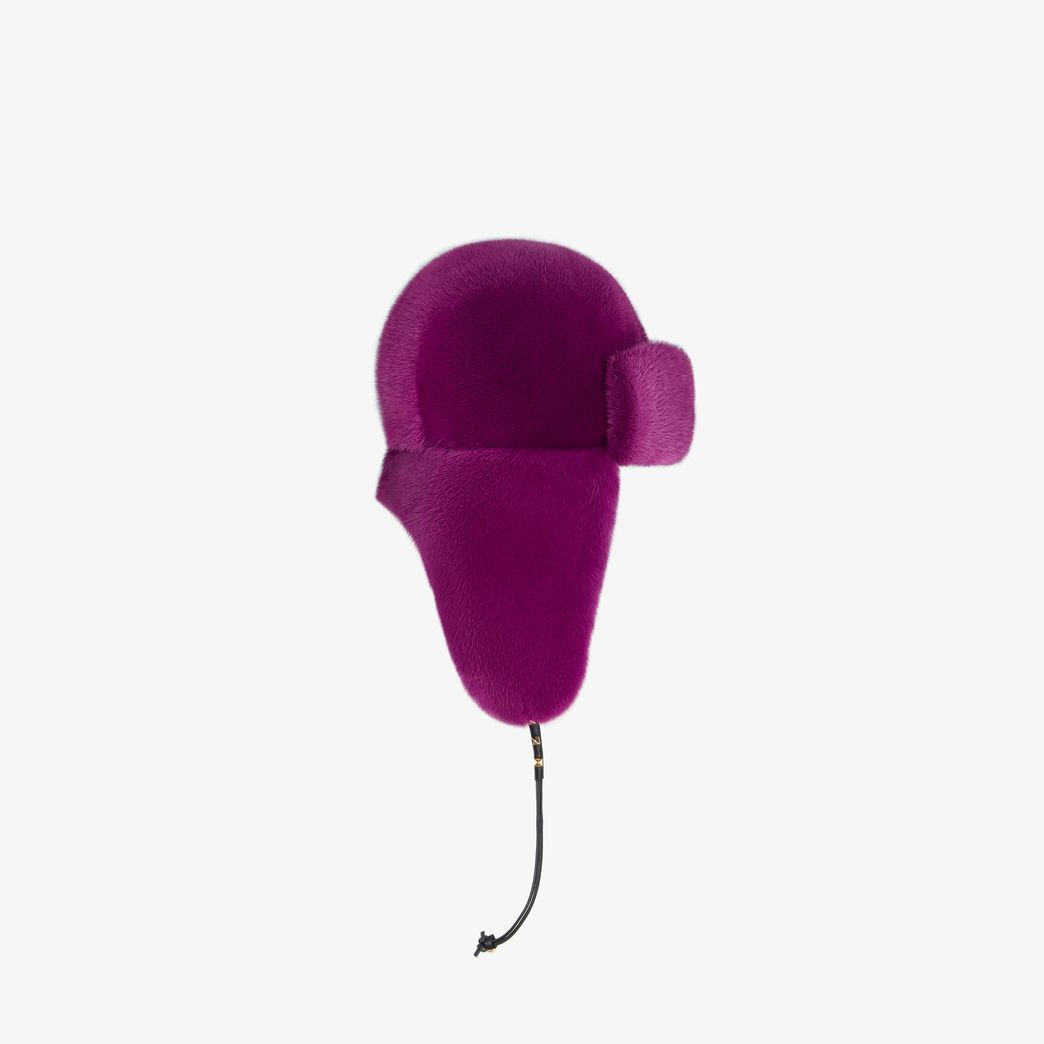 Cappello in visone con para orecchie viola