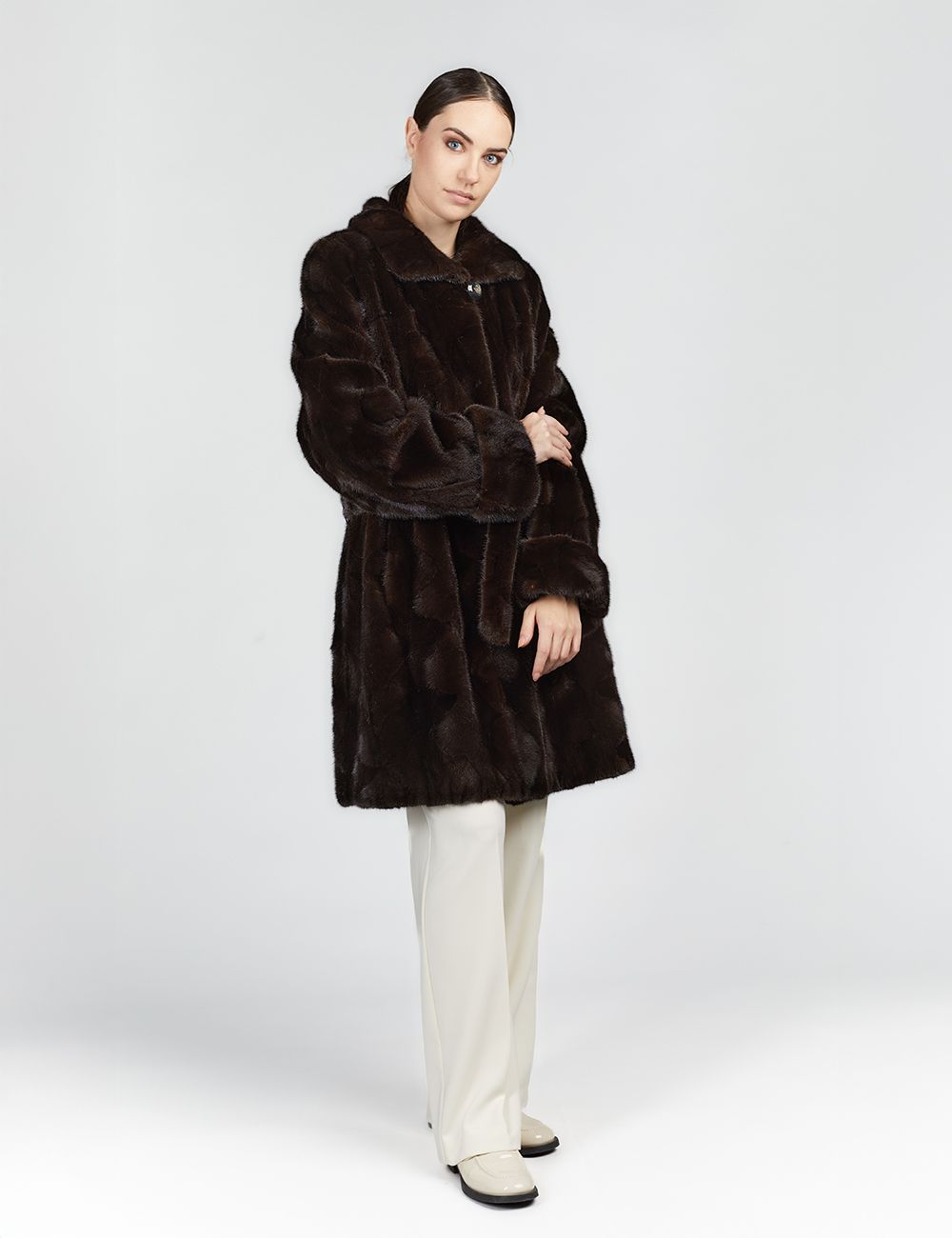 Manteau en vison jusqu'aux genoux avec col noir de 95cm