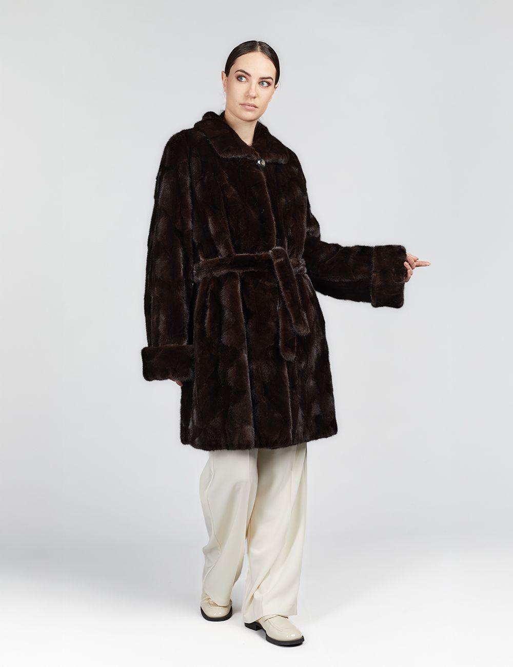 Manteau en vison jusqu'aux genoux avec col noir de 95cm