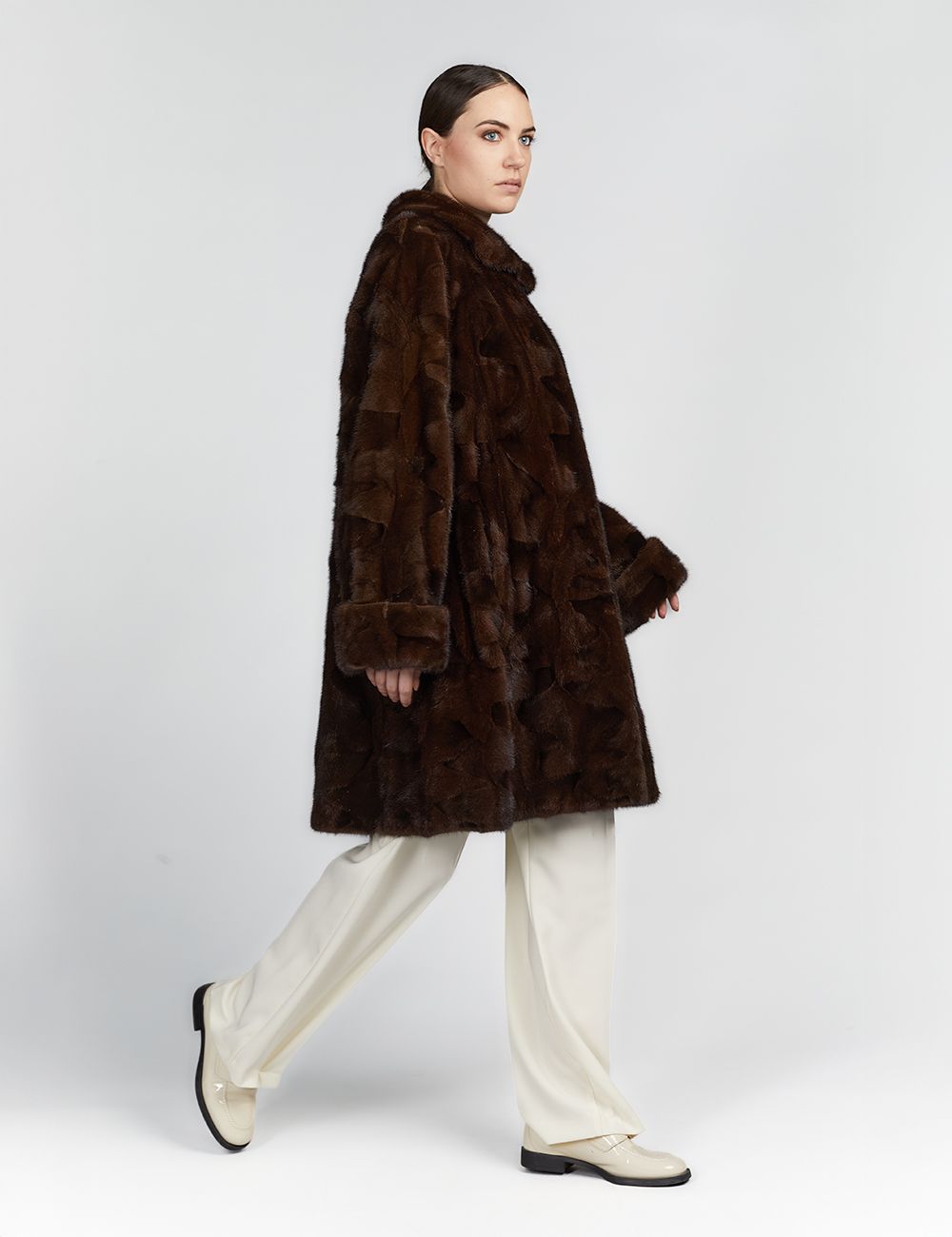 Manteau en vison à mi-longueur avec col en acajou, 95cm.