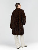 Manteau en vison à mi-longueur avec col en acajou, 95cm.