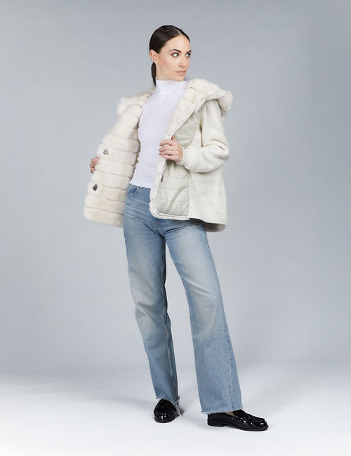 Veste en rex et maillot réversible avec capuche blanche de 70cm.