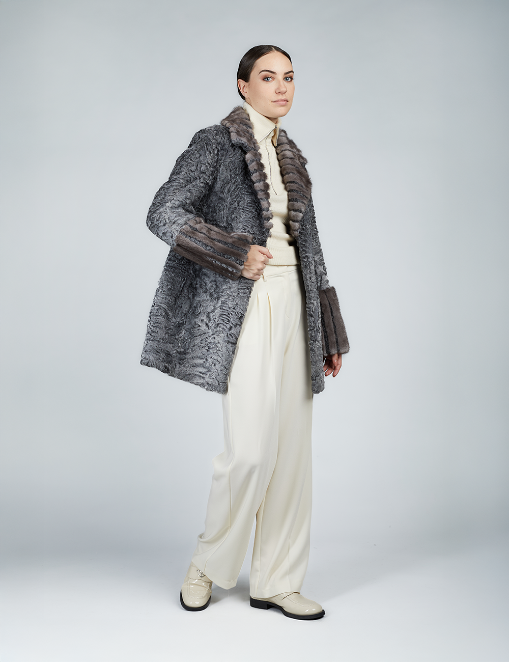 Cappotto corto in persiano con bordi in visone grigio 80cm