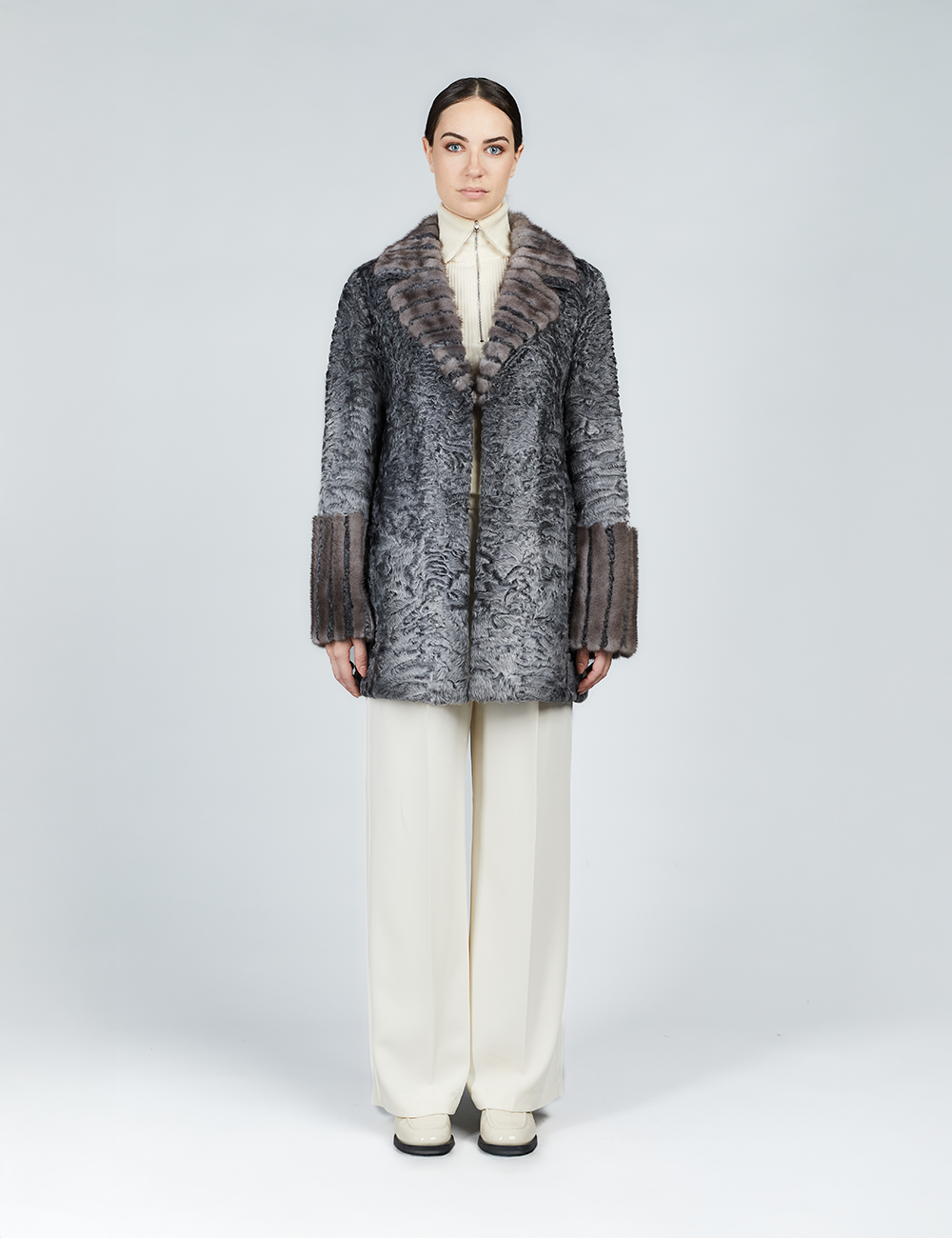 Cappotto corto in persiano con bordi in visone grigio 80cm