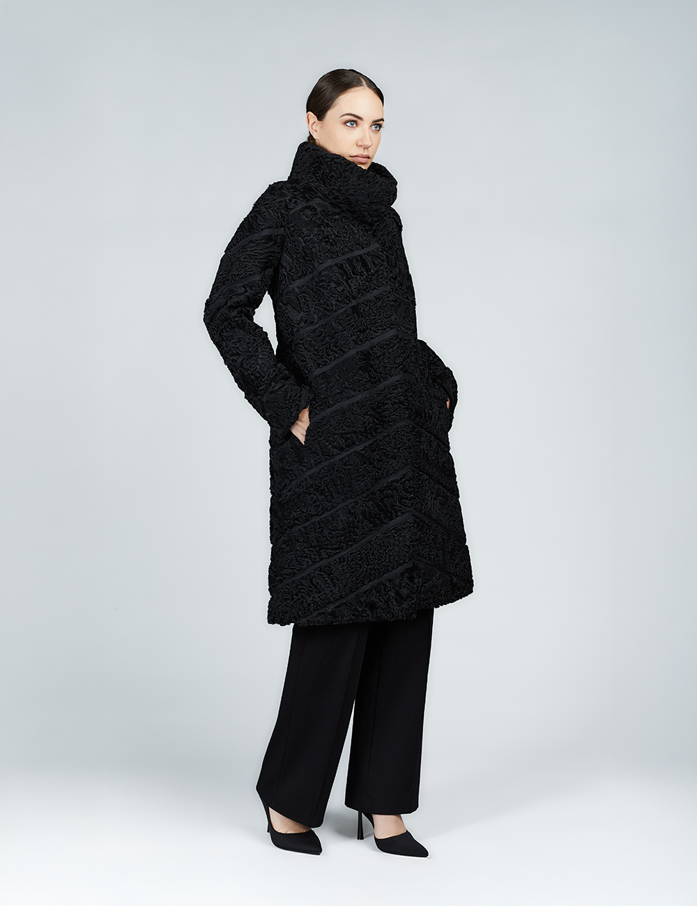 Manteau persan avec col haut noir de 100cm