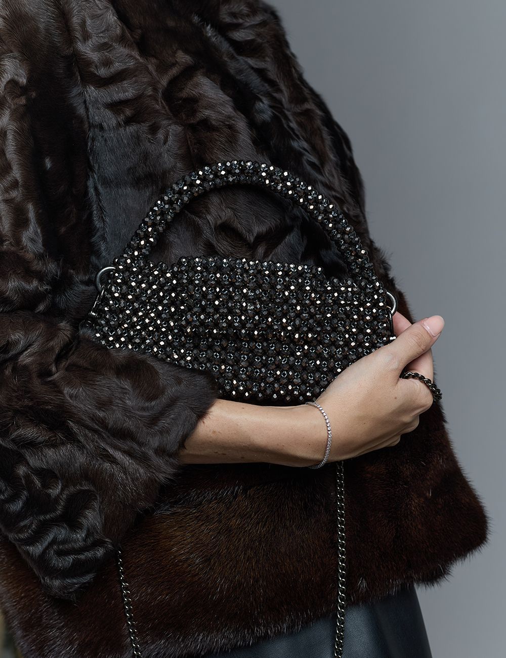Borsa fatta a mano con micro cristalli nera