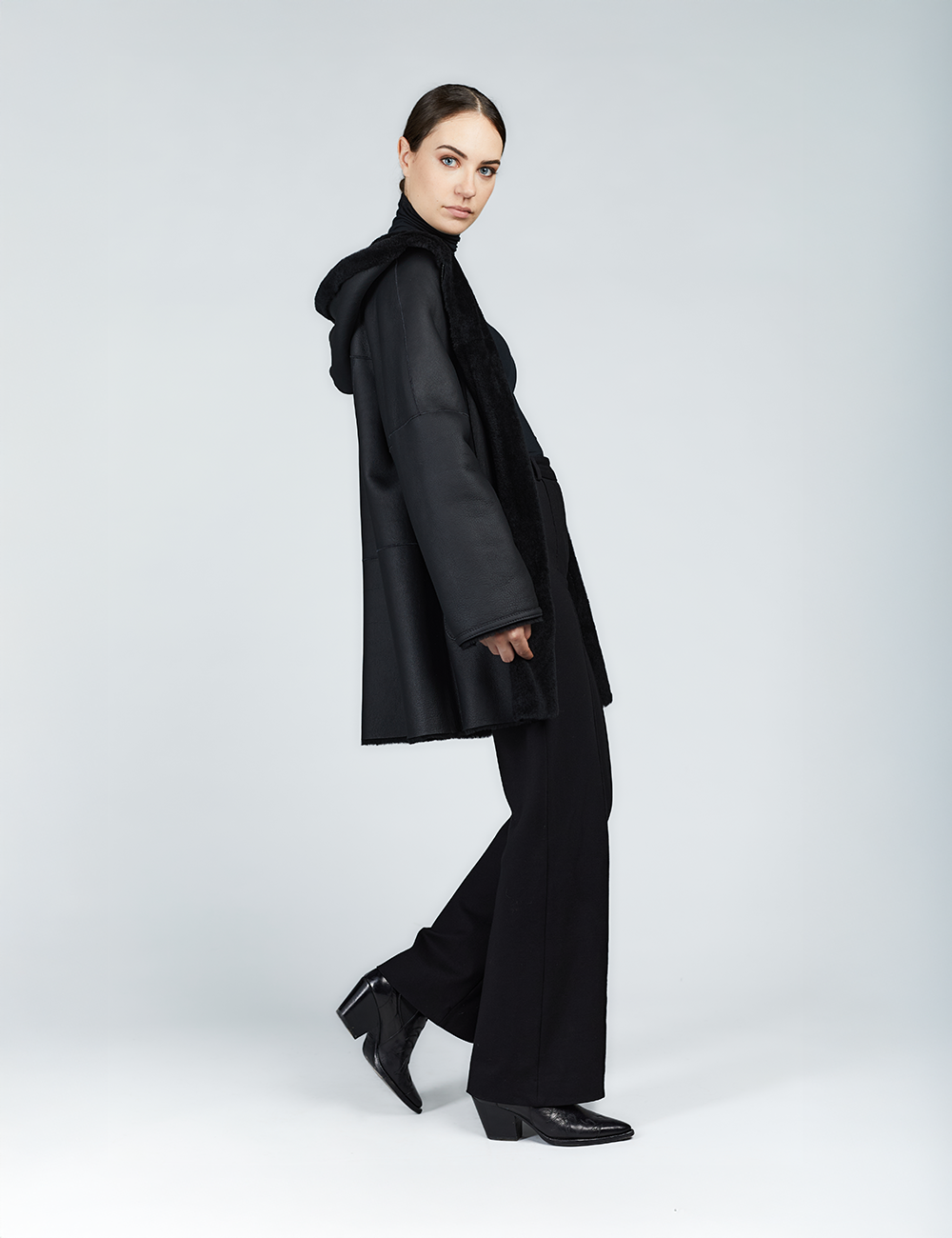 Cappotto in montone con zip e cappuccio reversibile nero 80cm