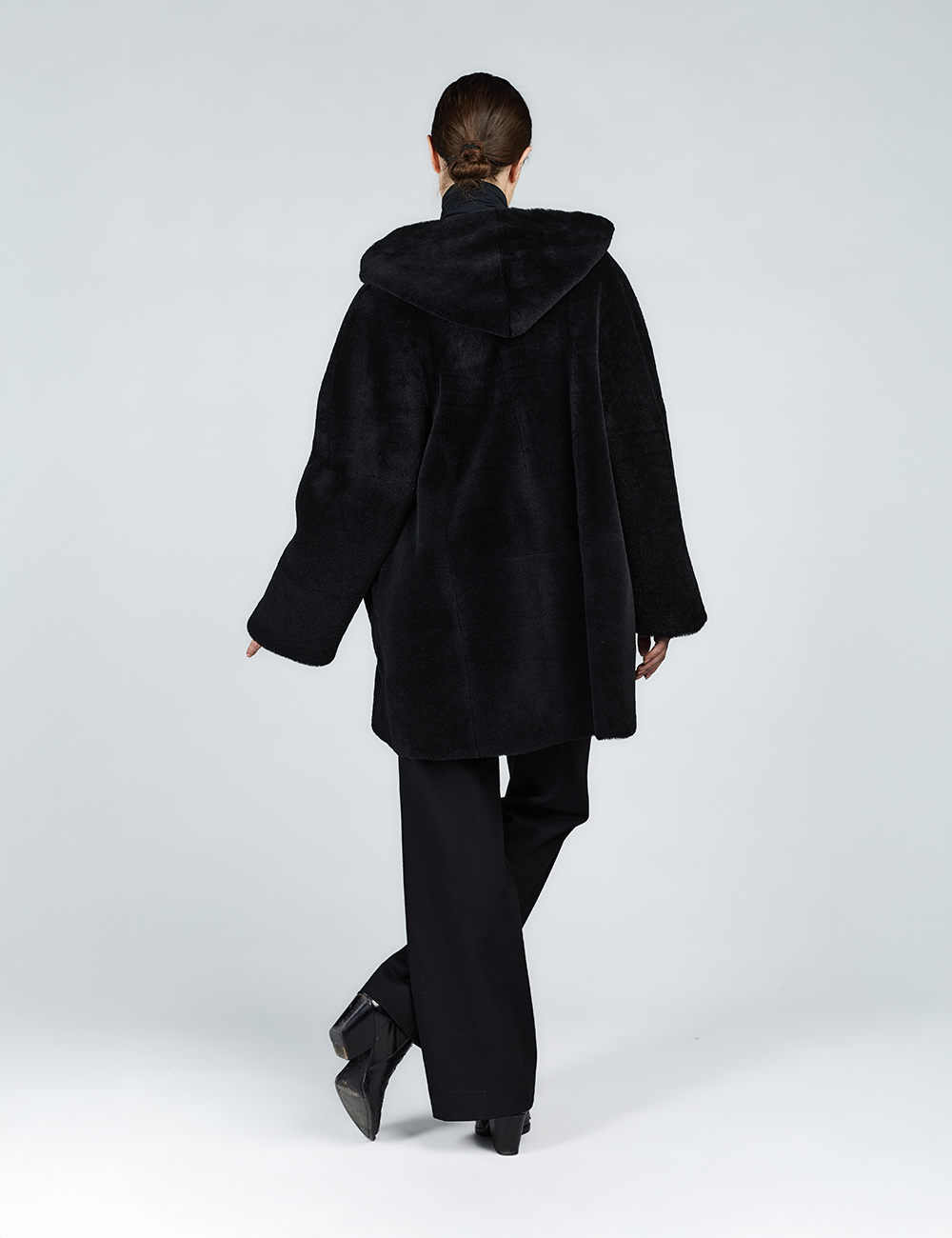 Cappotto in montone con zip e cappuccio reversibile nero 80cm