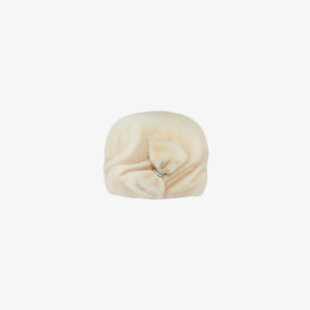 Cappello in visone con fiocco perla