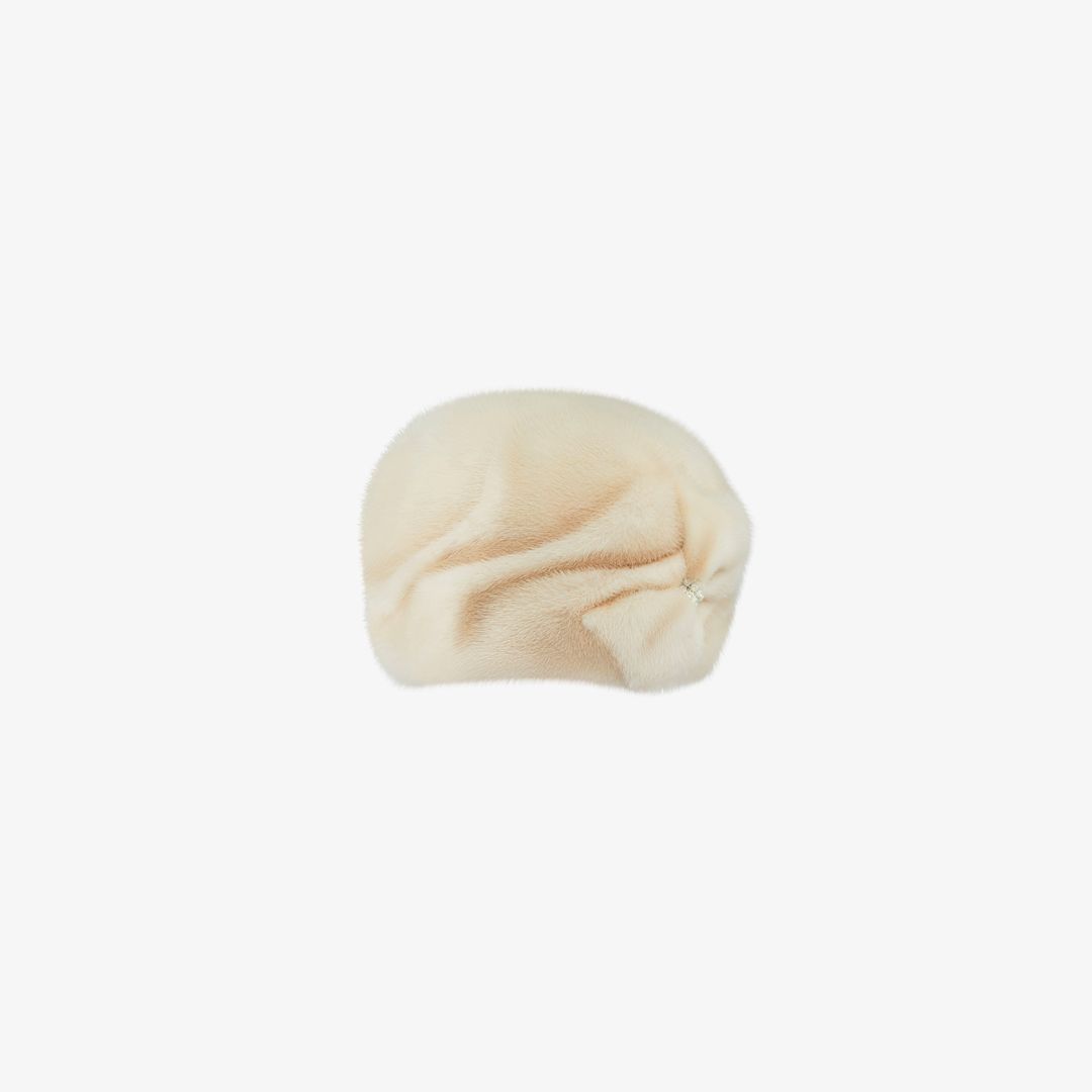 Cappello in visone con fiocco perla