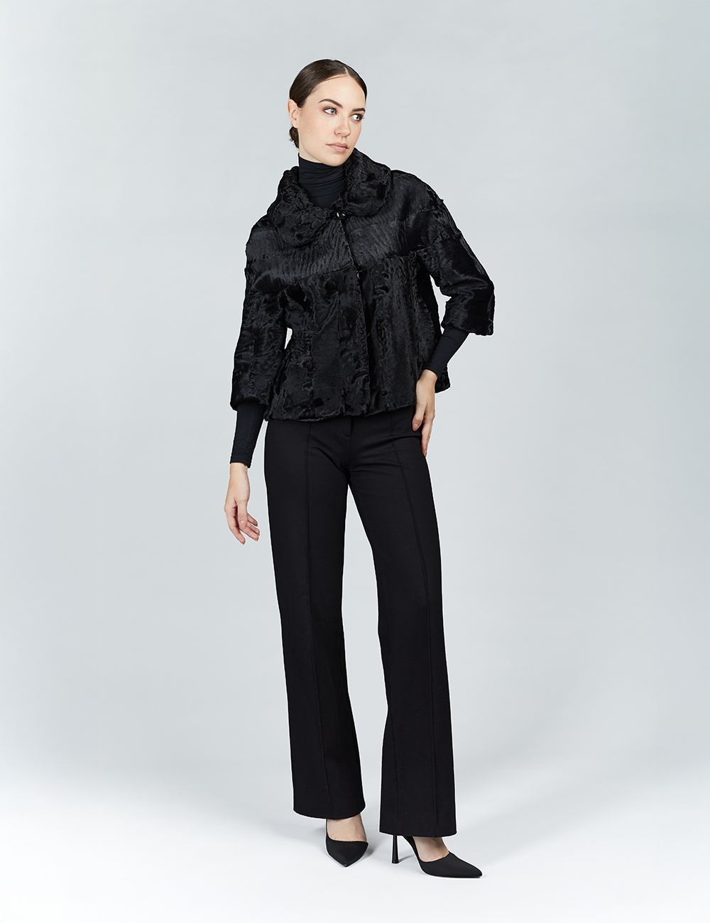 Giacca corta in persiano aderente nero 60cm