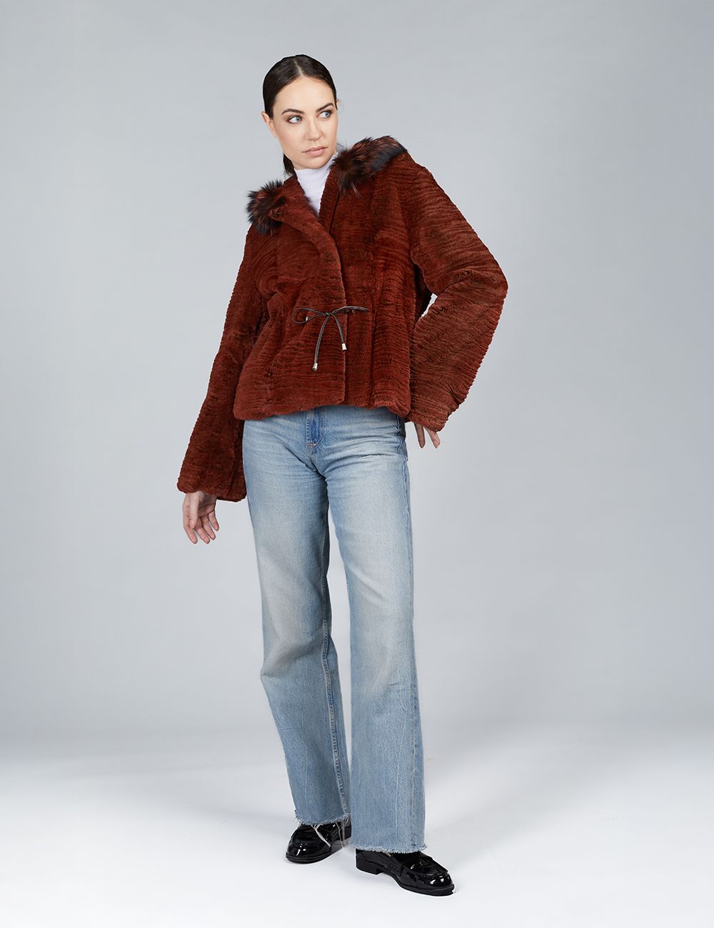Giacca corta in rex con cappuccio in volpe rosso 60cm