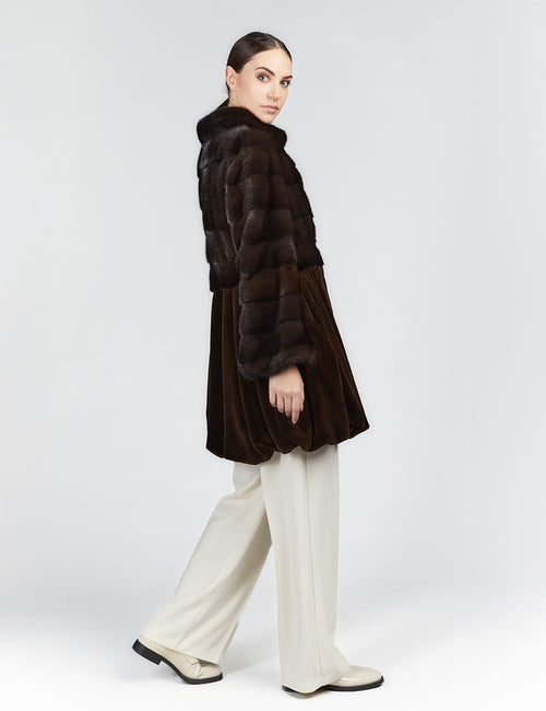 Full mink fur coat with high collar and mahogany trapeze silhouette, 85 cm long.