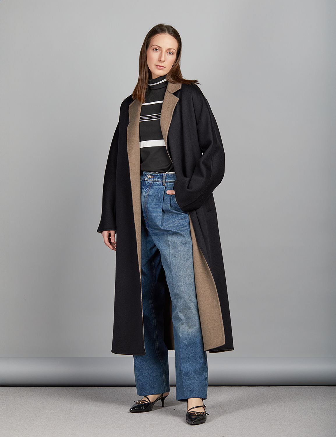 Cappotto lungo in cashmere bicolore con cintura, nero e tortora, 125 cm