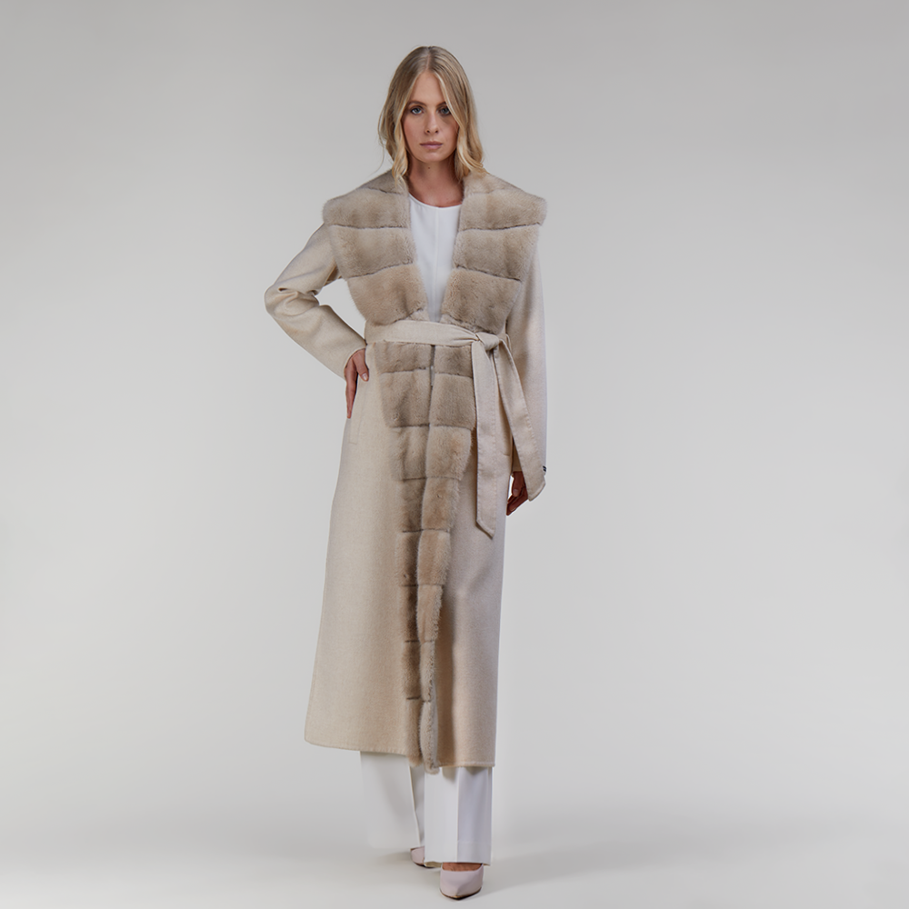 Cappotto lungo in cashmere con bordo in visone e cintura panna 130 cm