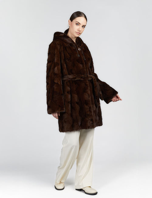 Cappotto al ginocchio in visone con cappuccio e cintura mogano 90cm