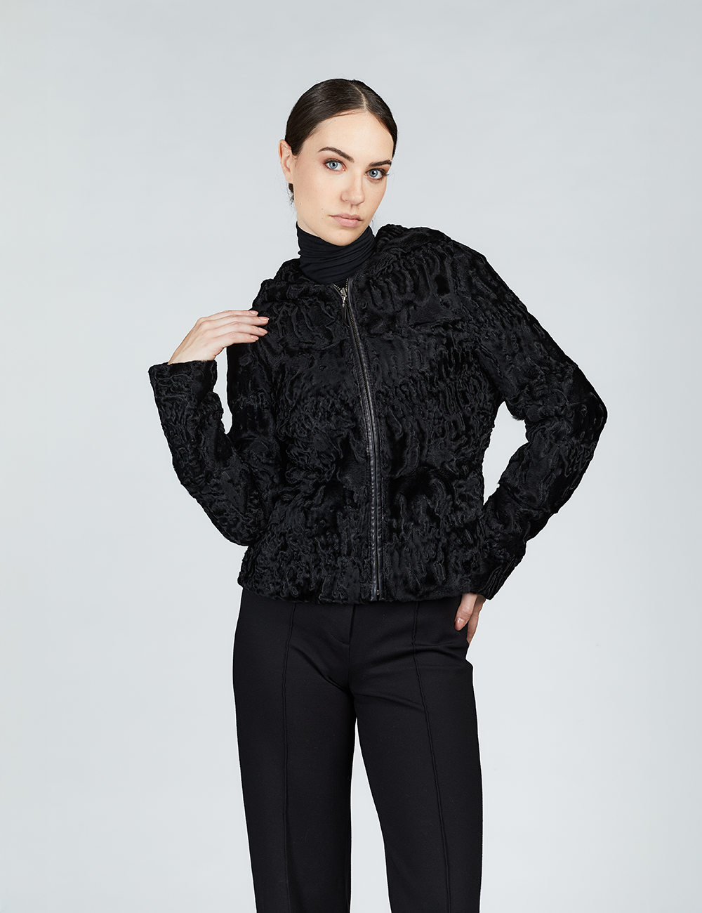 Bomber in persiano con zip e cappuccio nero 55cm