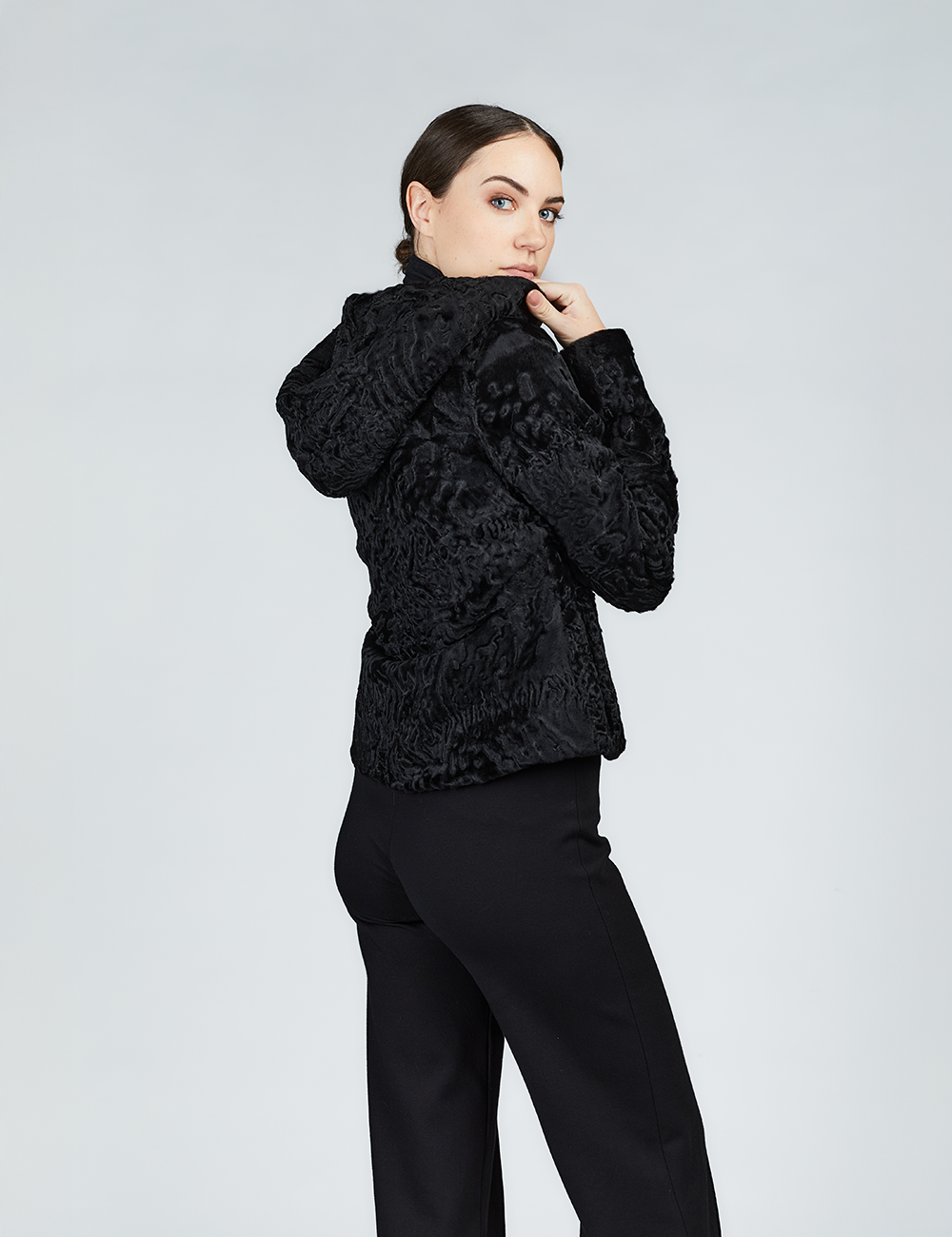 Bomber in persiano con zip e cappuccio nero 55cm