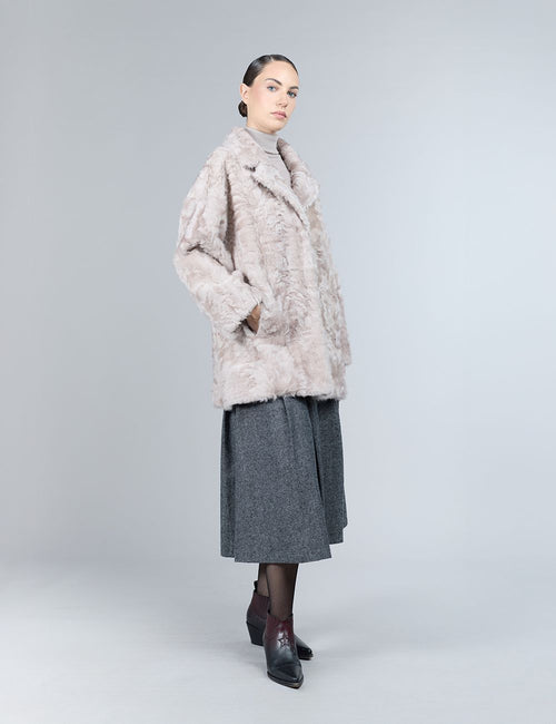 Cappotto in lambskin con collo inglese, cipria, 80 cm