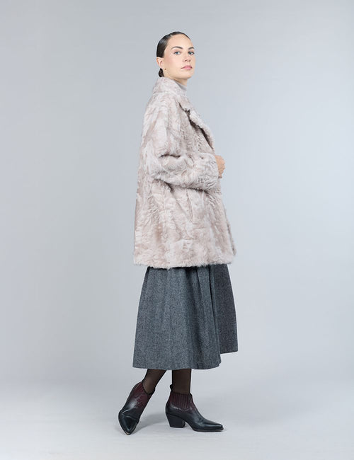 Lambskin coat with English collar, powder pink, 80 cm.