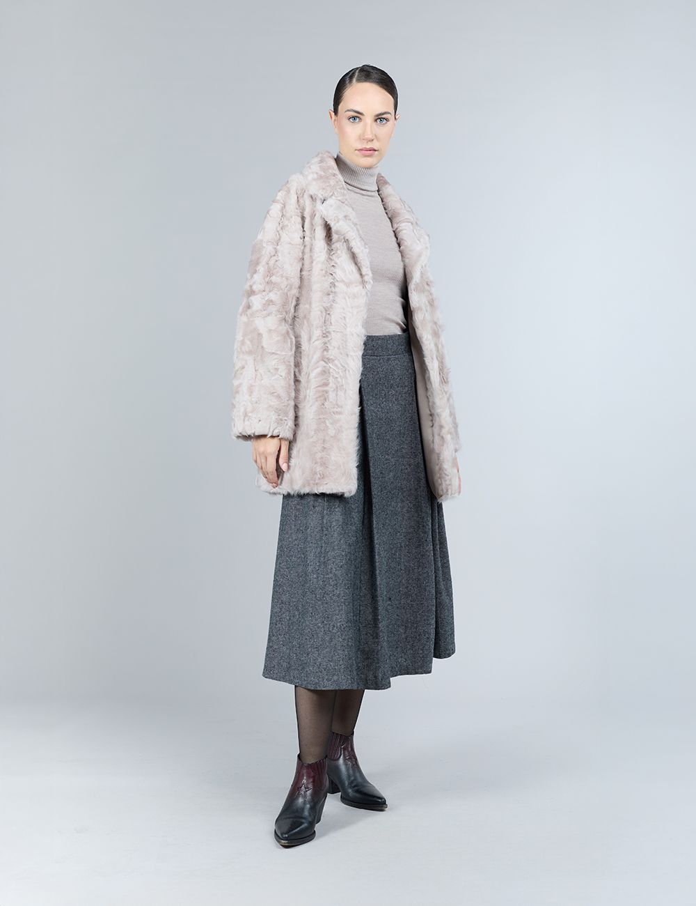 Lambskin coat with English collar, powder pink, 80 cm.