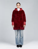 Piumino lungo con cappuccio reversibile in rex rosso 85 cm