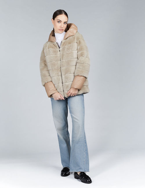 Piumino corto con cappuccio reversibile in rex beige 70cm