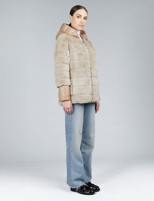 Piumino corto con cappuccio reversibile in rex beige 70cm
