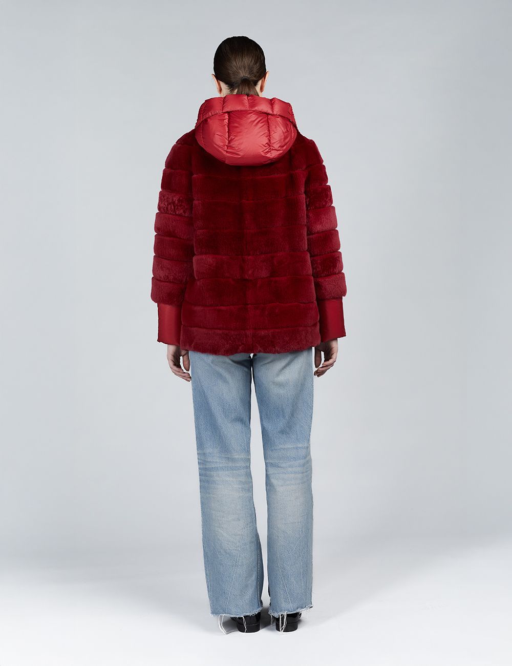 Doudoune courte avec capuche réversible en rex rouge 70cm