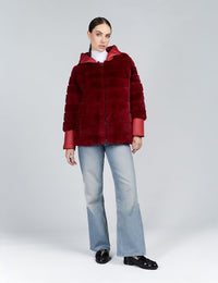 Doudoune courte avec capuche réversible en rex rouge 70cm