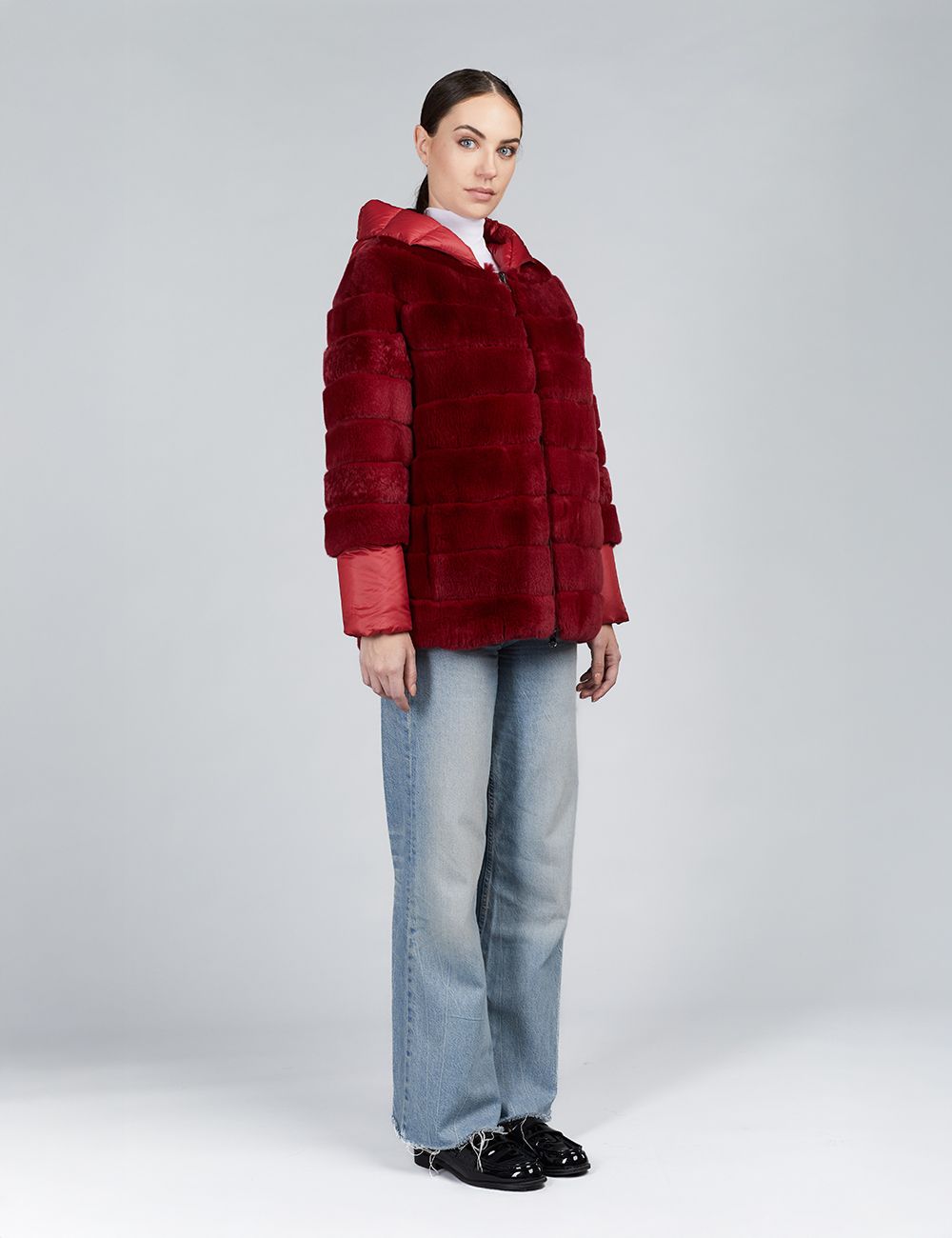Doudoune courte avec capuche réversible en rex rouge 70cm
