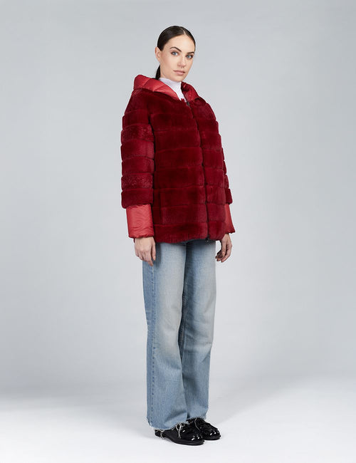Doudoune courte avec capuche réversible en rex rouge 70cm