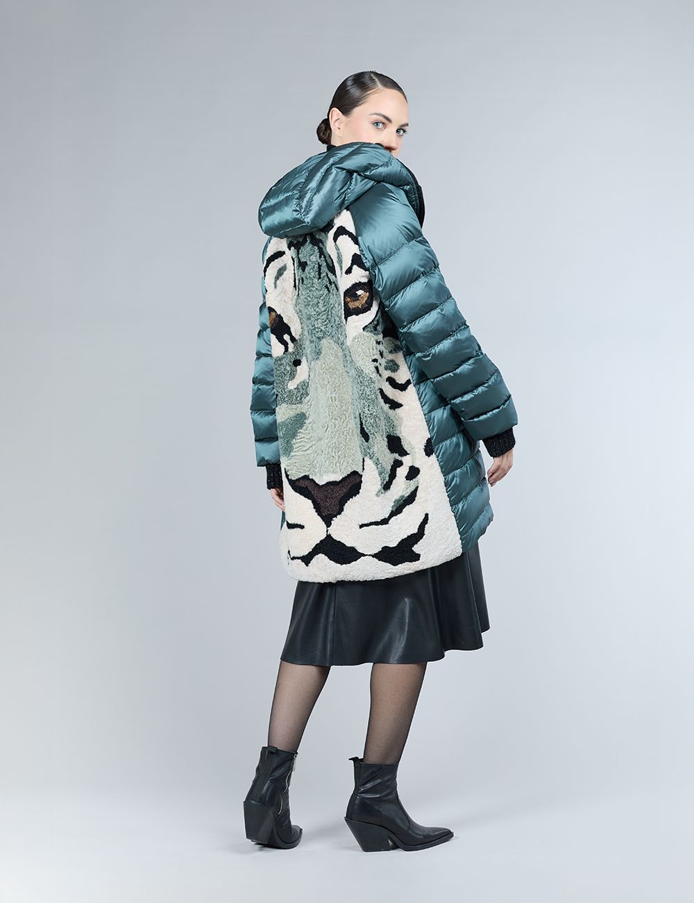 Piumino con decorazione in shearling