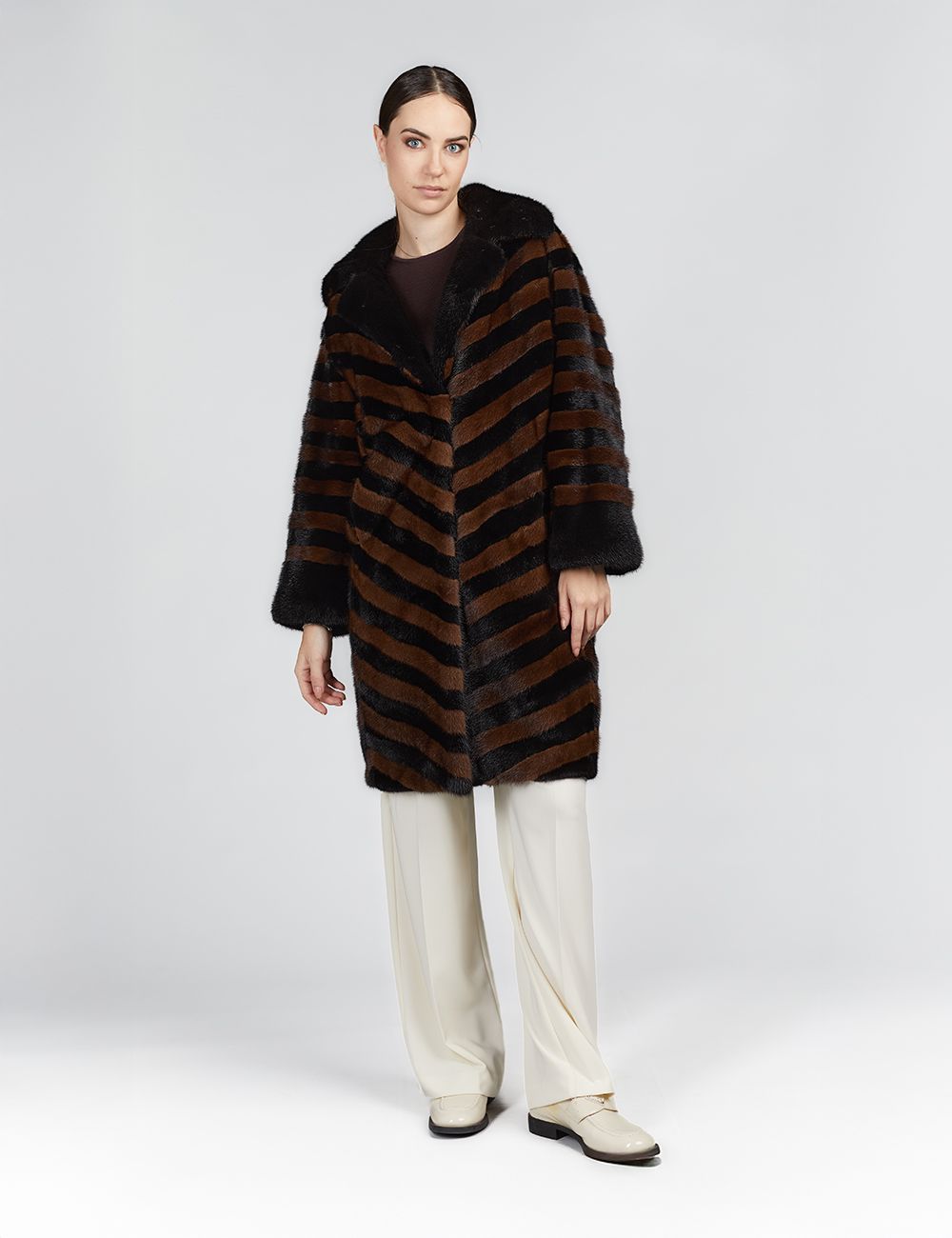 Cappotto in visone al ginocchio con intarsi geometrici, demi buff, 95 cm