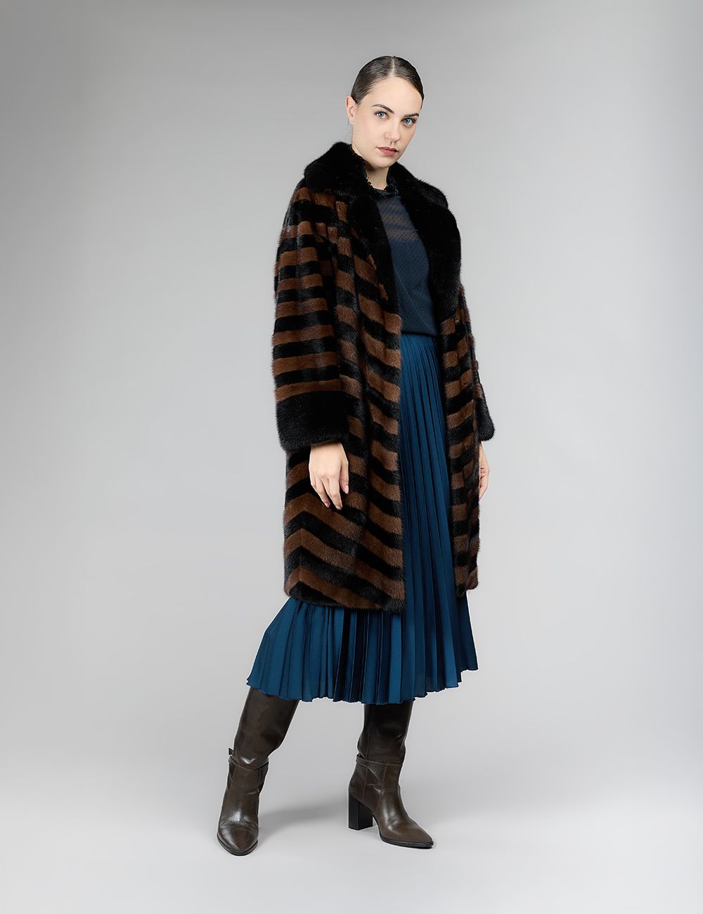Knee-length mink coat with geometric inlays, demi buff, 95 cm.
