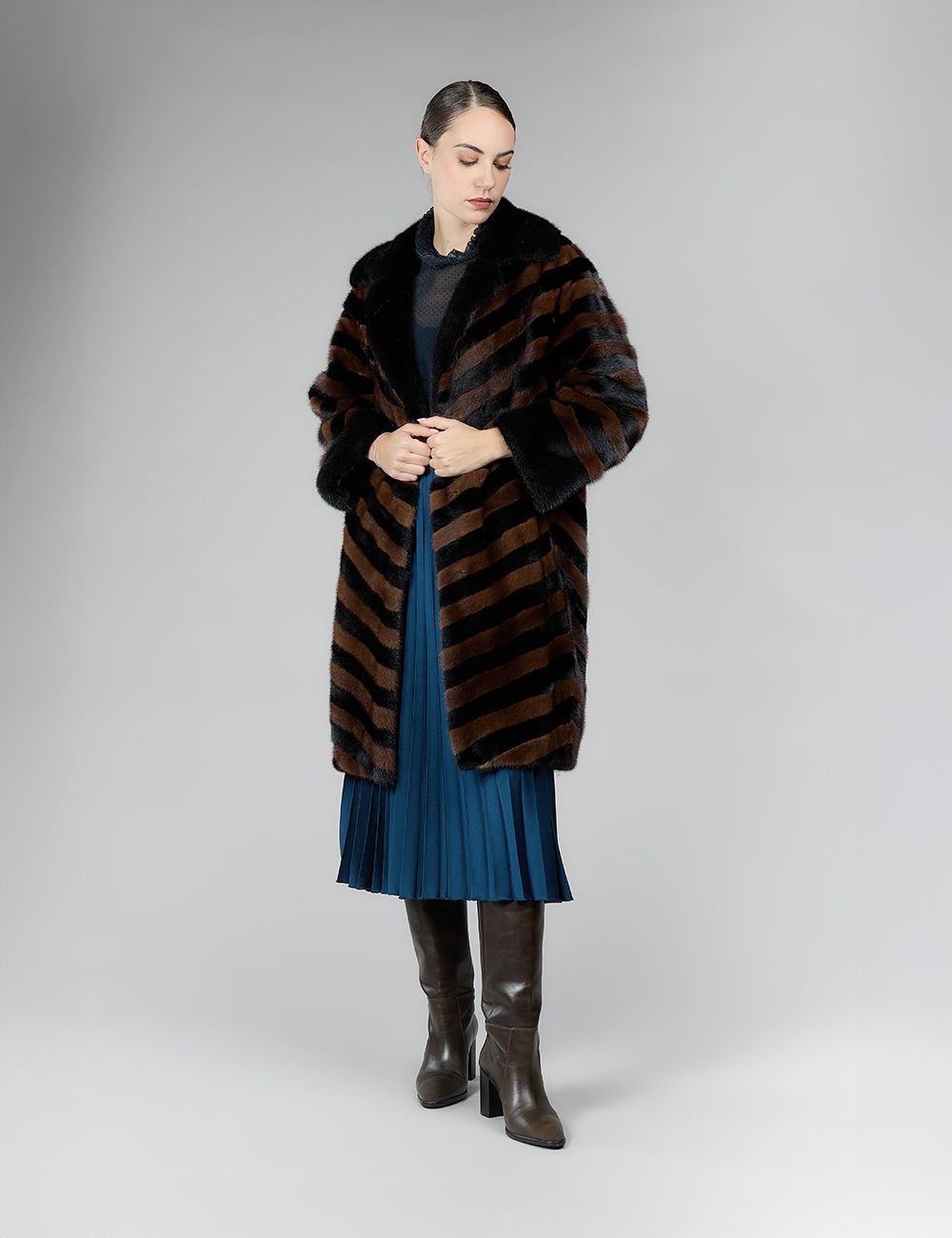 Knee-length mink coat with geometric inlays, demi buff, 95 cm.