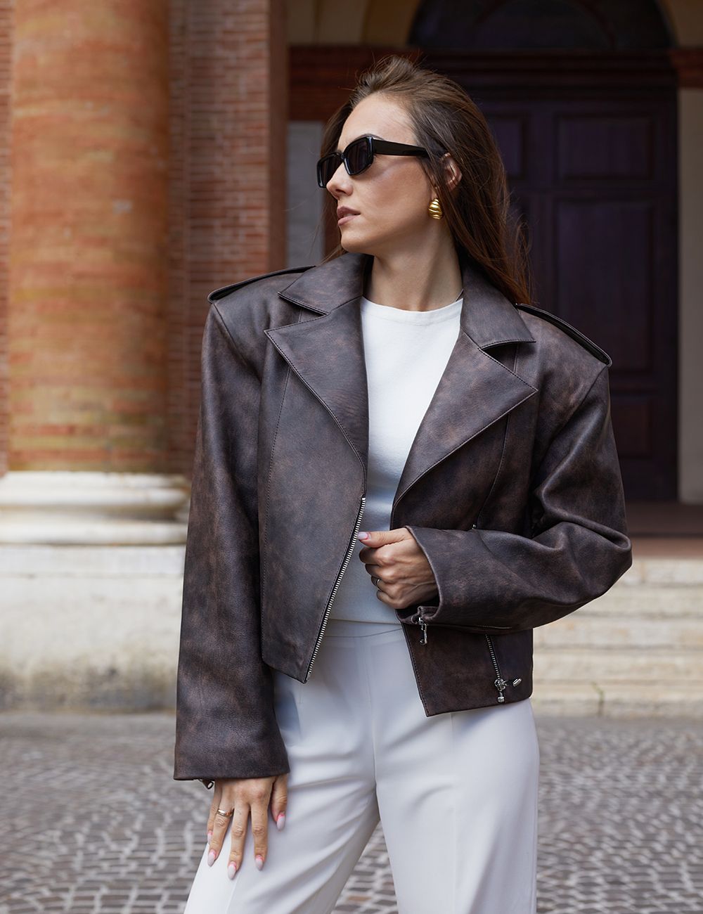 Chiodo crop di pelle con zip marrone 50 cm