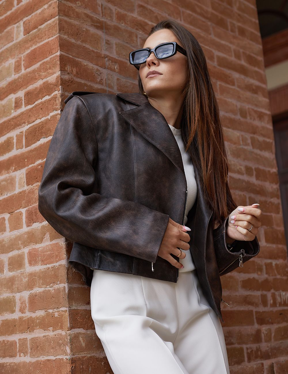 Chiodo crop di pelle con zip marrone 50 cm