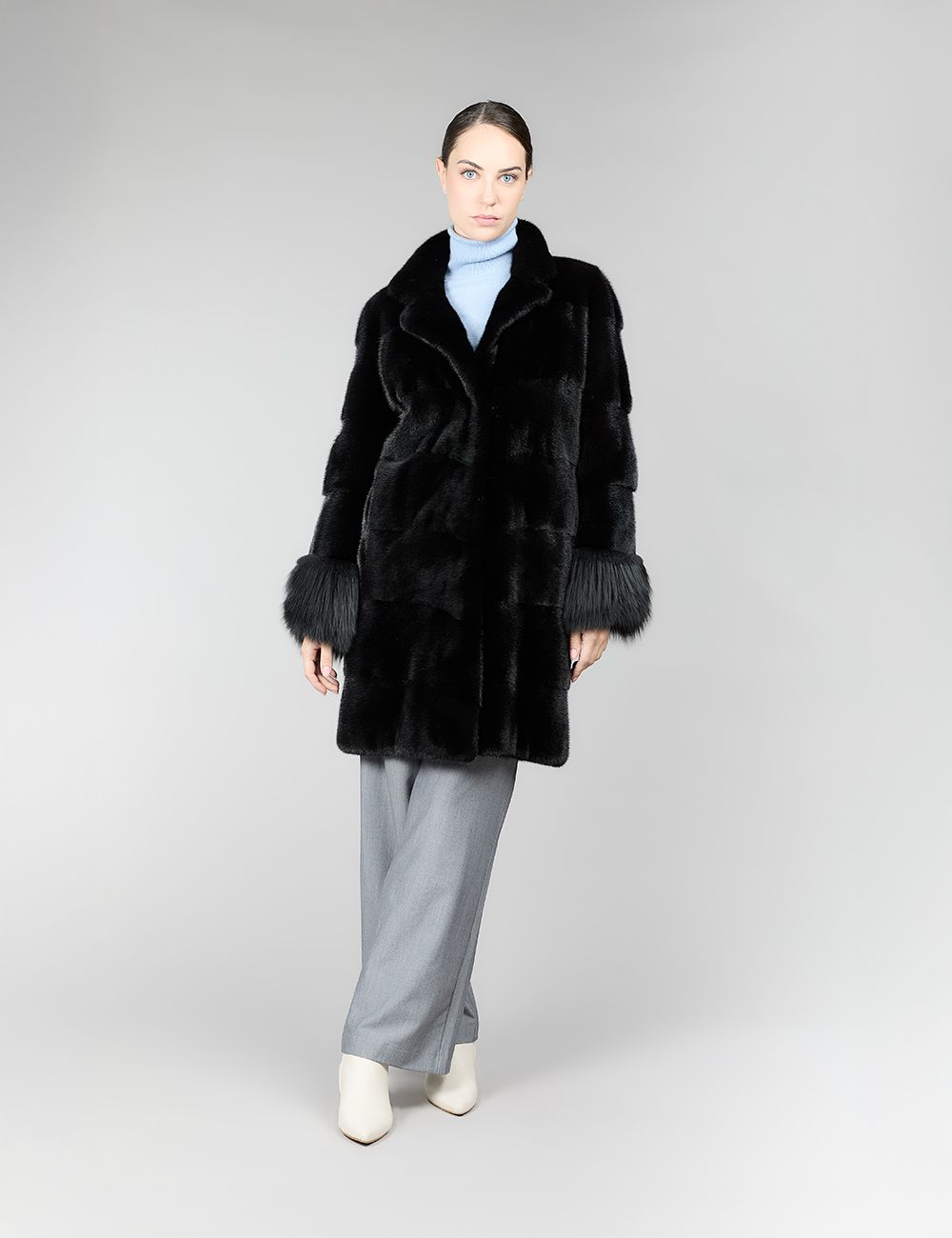 Cappotto di visone con collo inglese e maniche in volpe, nero, 90 cm