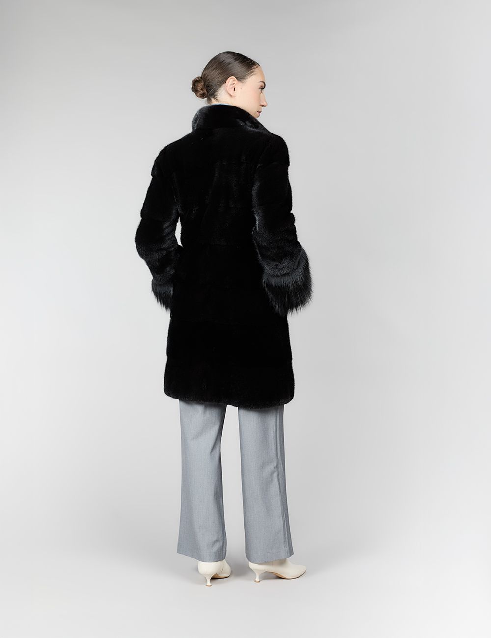 Cappotto di visone con collo inglese e maniche in volpe, nero, 90 cm