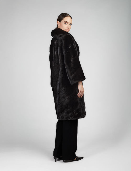 Mink coat with English collar and black diagonal processing, 100 cm long.