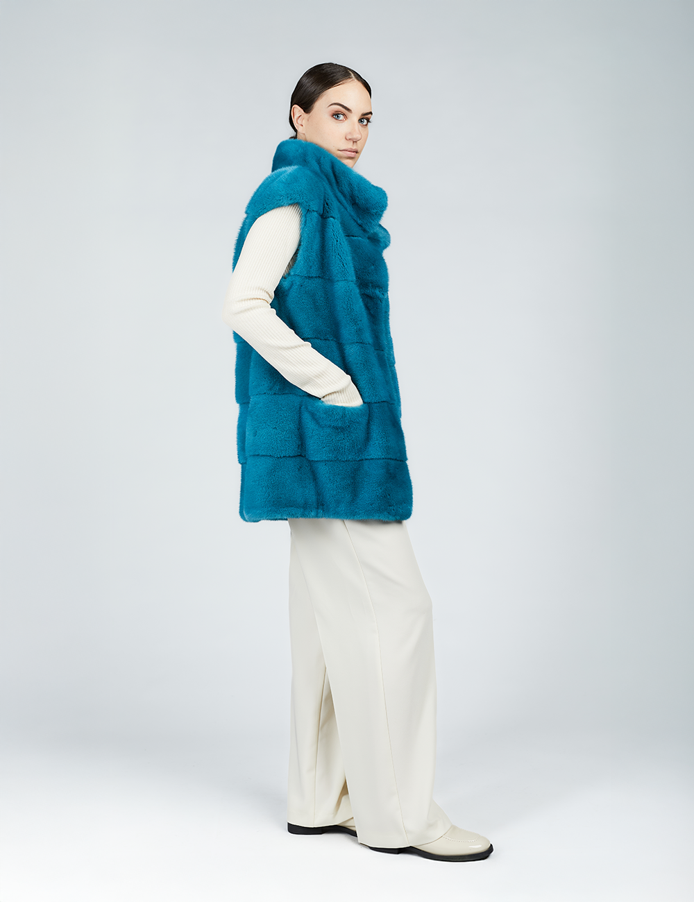 Gilet in visone con collo alto turchese 75cm