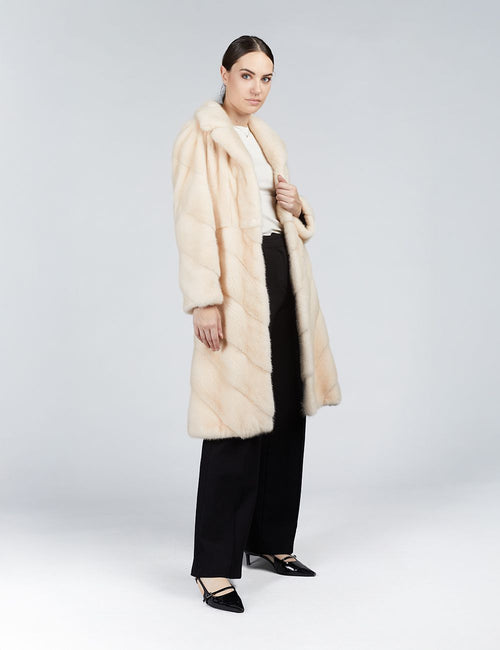Cappotto in visone aderenre con gonna a ruota panna 100cm