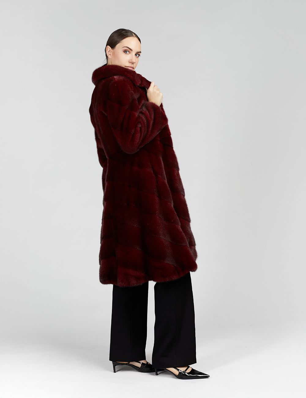 Cappotto in visone aderenre con gonna a ruota rosso 100cm