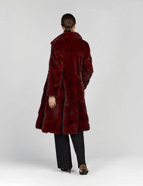 Cappotto in visone aderenre con gonna a ruota rosso 100cm
