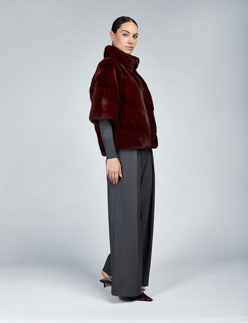 Veste courte en vison avec fermeture éclair rouge de 60cm.