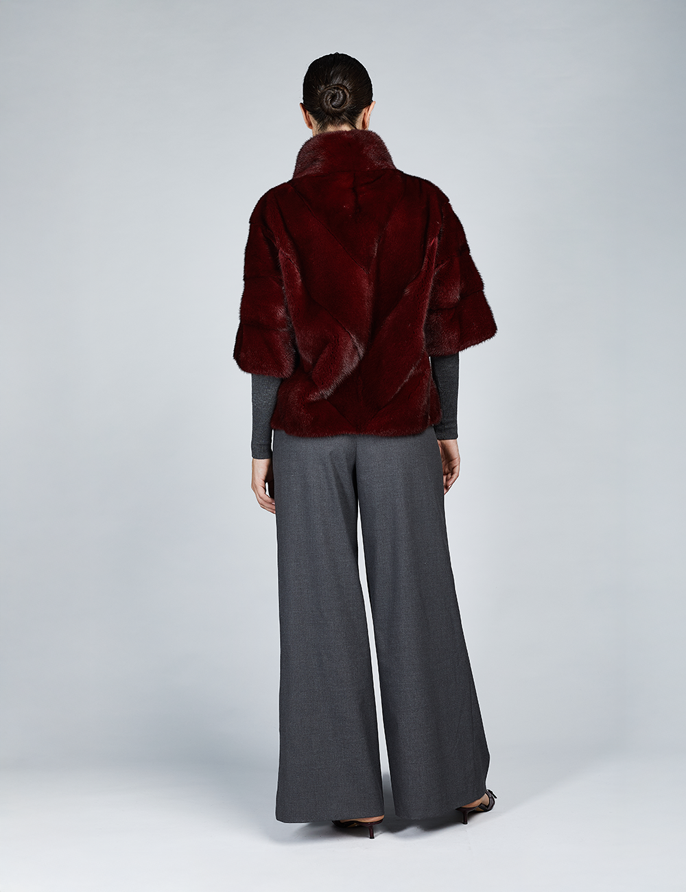 Veste courte en vison avec fermeture éclair rouge de 60cm.