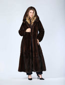  Cappotto in visone con cappuccio