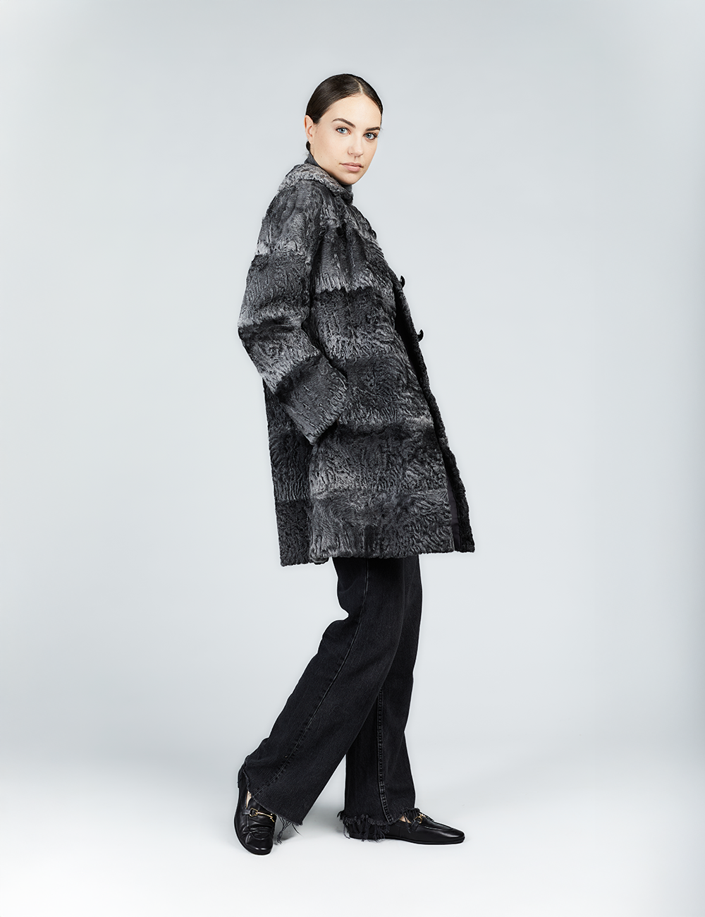 Cappotto in persiano con bottoni gioiello, grigio, 90 cm