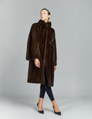 Cappotto in visone con collo alto, svasato, mogano, 105 cm